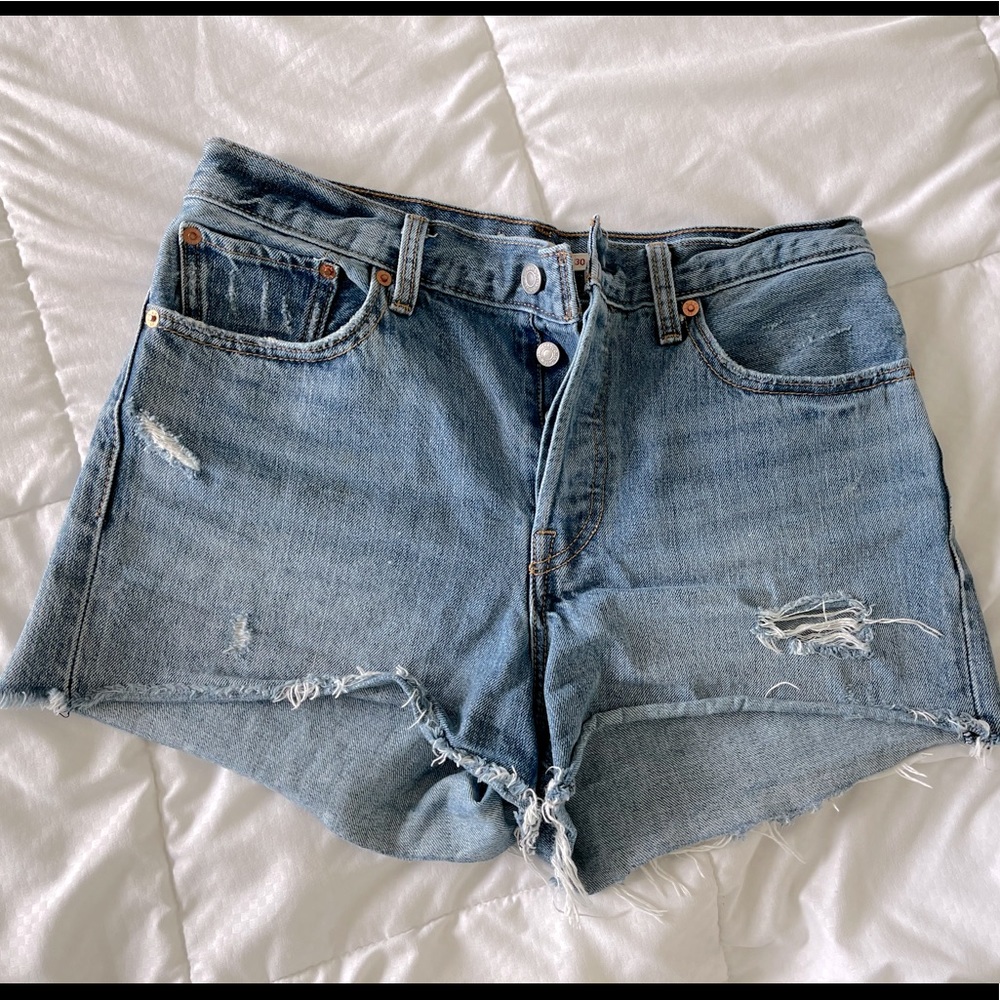 Levi Wedgie cut off shorts